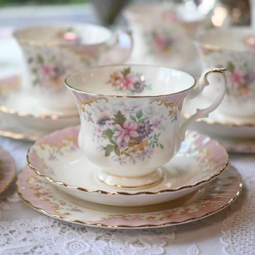 ロイヤルアルバート セレニティ ピンクのドット模様と可憐なお花柄の