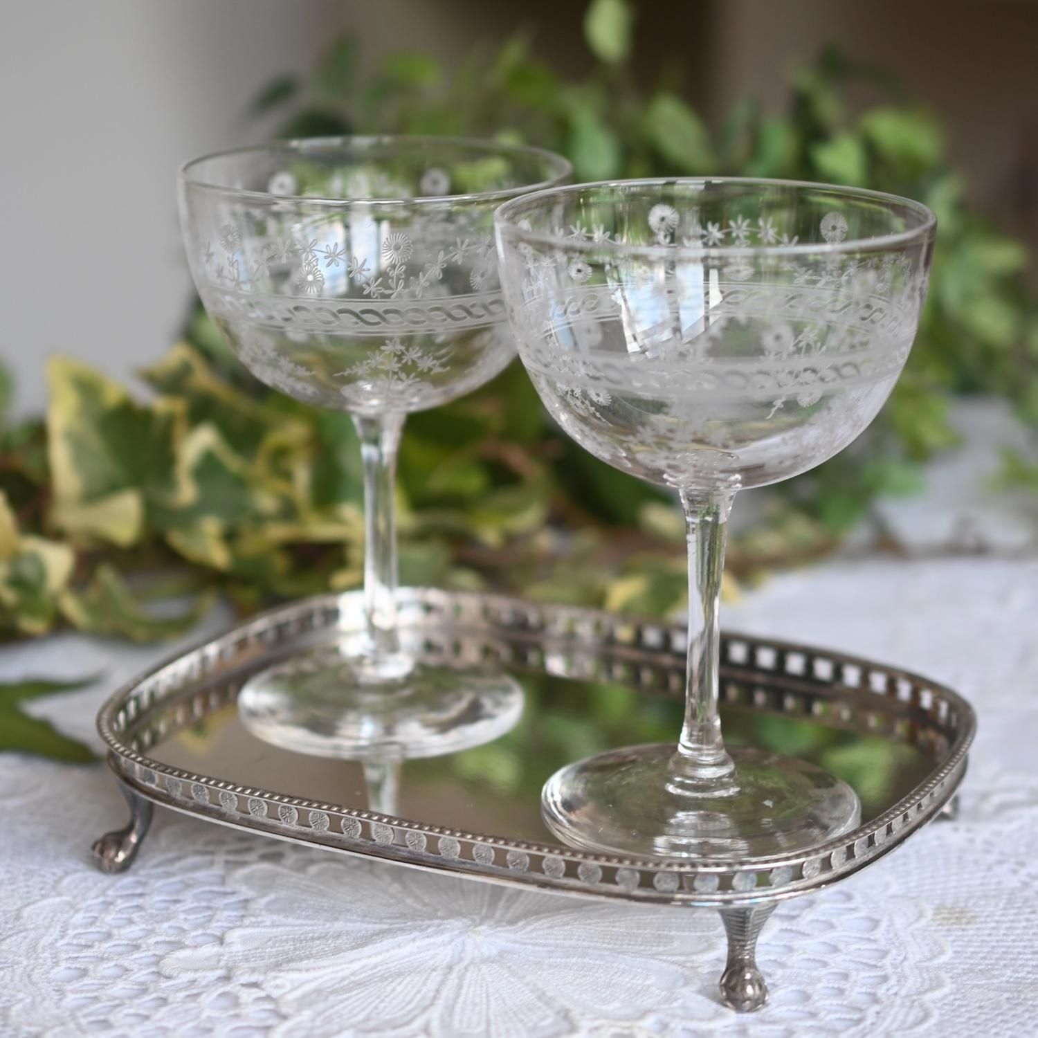 星のようなエッチング模様が可愛らしいシャンパングラス2客とシルバー