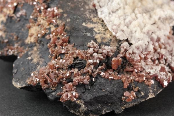 バナジナイト(褐鉛鉱)原石 327g｜天然石 原石 通販のキラリ石