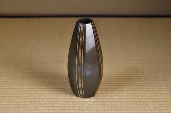 唐銅撚線平象嵌八角花器 / Bronze Vase (inlayed color metals and