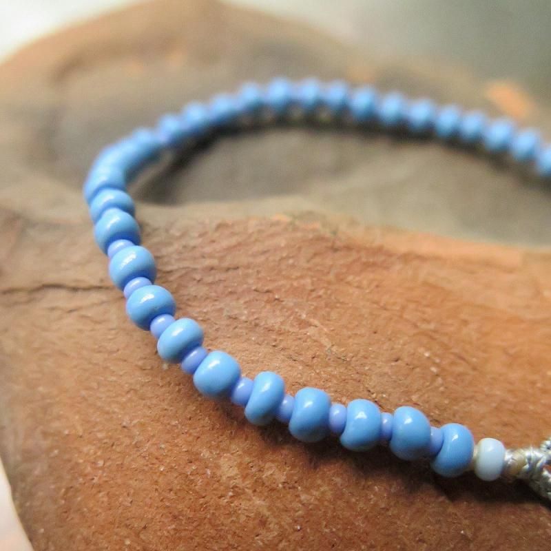 シェブロン ＆ ヴェネチアンシードビーズ 水色 ブレスレット - 東京