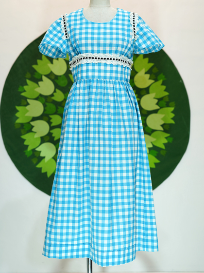 白と水色のギンガムチェック柄ワンピース - メトロポリタン オンライン