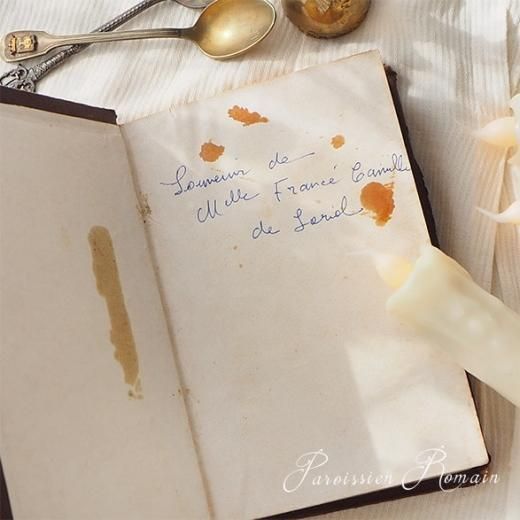 フランスアンティーク□アイボリーの表紙の祈祷書 花 古い本 1915年