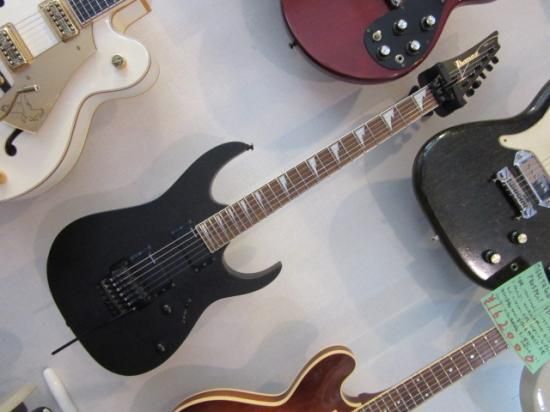 IBANEZ RGR320EX クールなロードレイジブラックフィニッシュのRG！状態