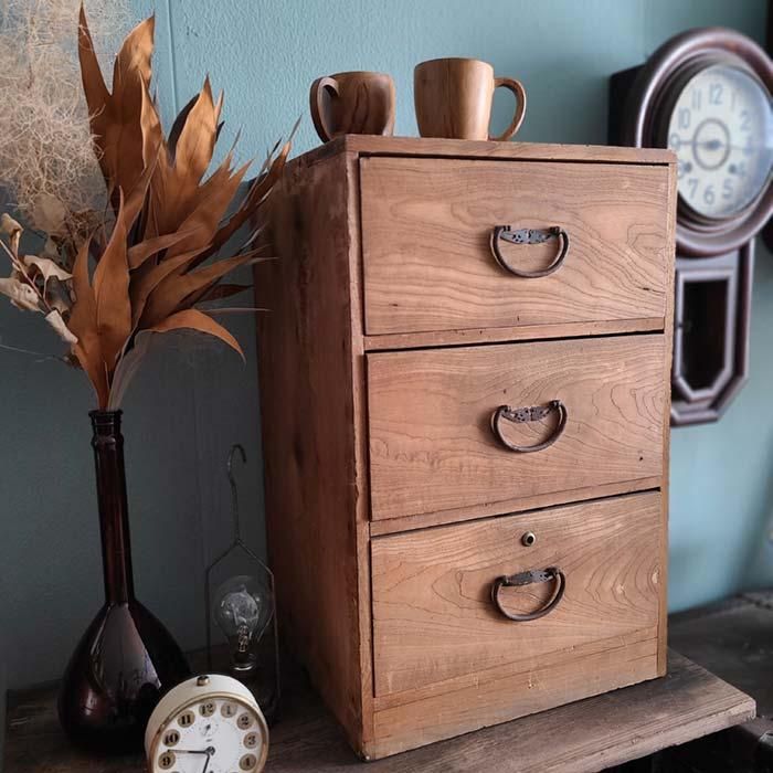 古い小ぶりな木製の引き出し7杯 タンス チェスト 古家具 古い小ぶりな