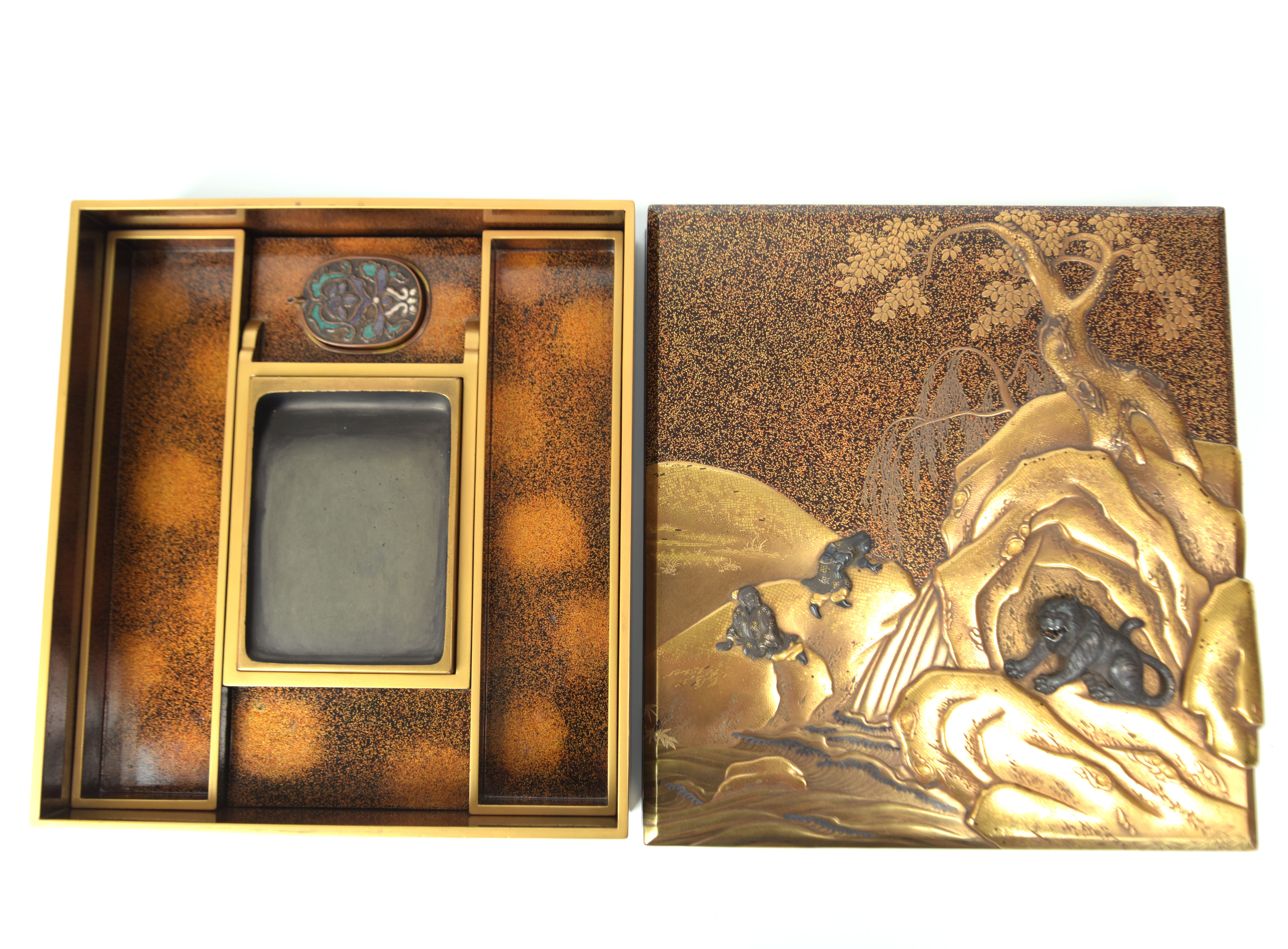 貨幣博物館 | 岩間政盧作人物虎紋金工象嵌山水図金梨地蒔絵硯箱