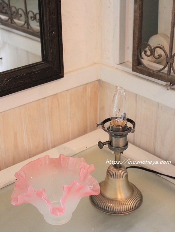 西洋アンティーク～おしゃれなガラス、フリル乳白色～スタンド USA