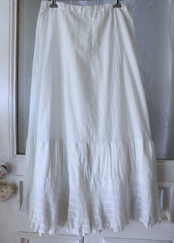 フランス・リバーレースが優雅に流れる、伝統的なデザインのフランス