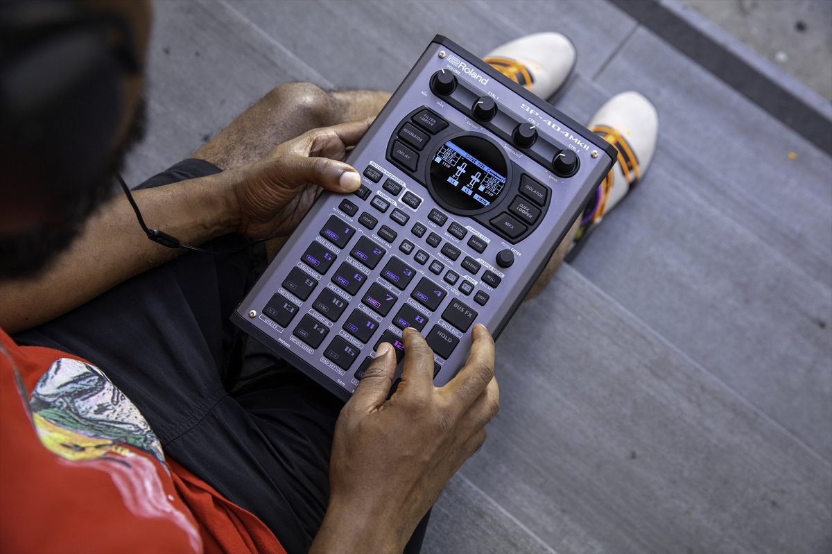 Roland SP-404MK2 | 人気サンプラーの最新モデルが発売！OLED
