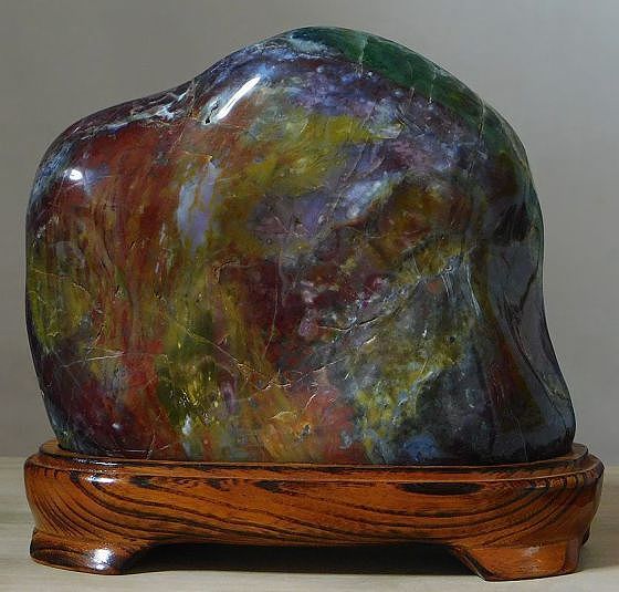 緋山酔恭「山水石美術館」 全国の水石・美石を紹介 佐渡 羽茂五色石