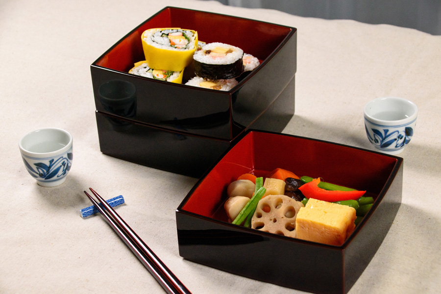 美品 輪島塗 布着本堅地 四段重 黒漆 極上菊花 沈金