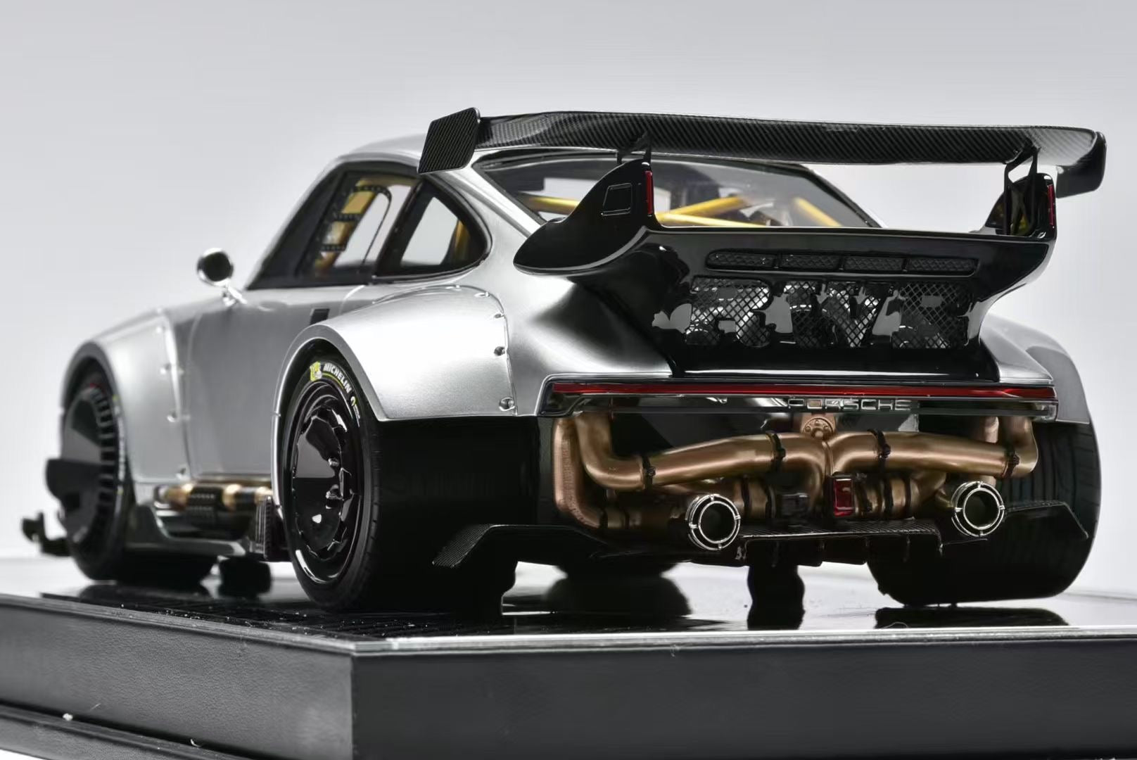 極美品 イグニッションモデル 1/18 RWB 964 With Engine 1/18 Ignition