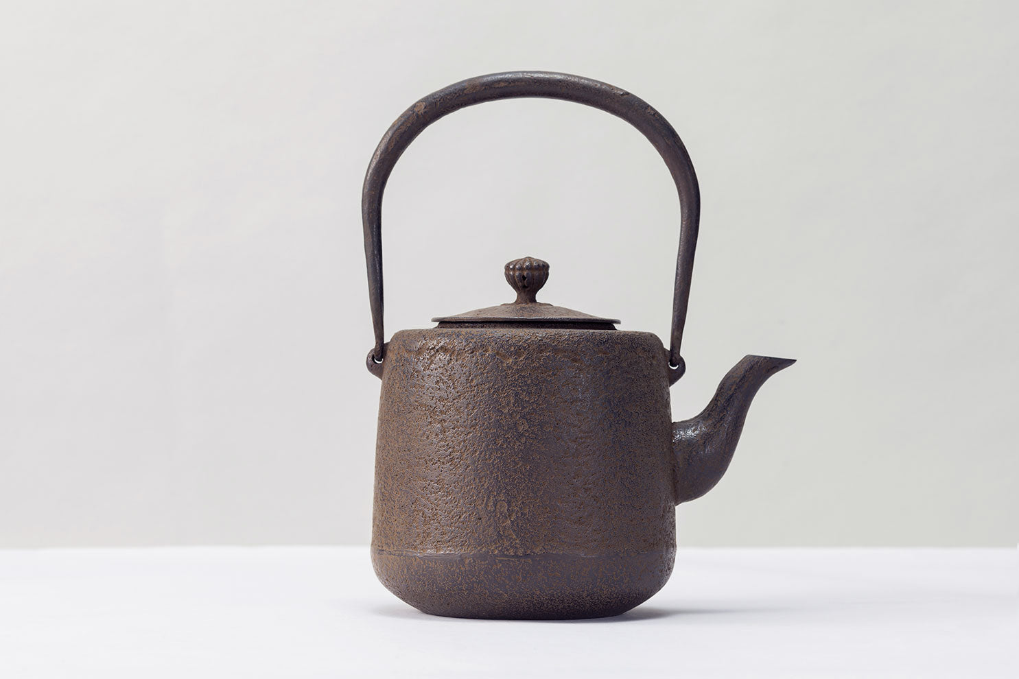 鉄瓶 18型筒型肌（菊ツマミ）