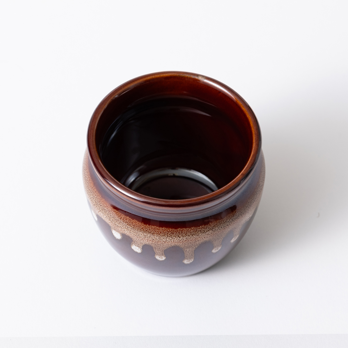 茶色と黒のストライプ模様の陶器壺 茶色と黒のストライプ模様の陶器壺