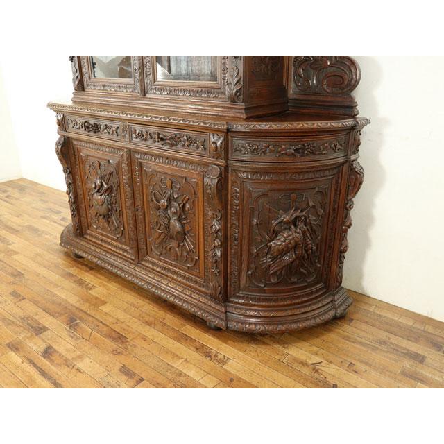 キャビネット 動物や植物の立体的で繊細な彫刻 ルネサンス様式の