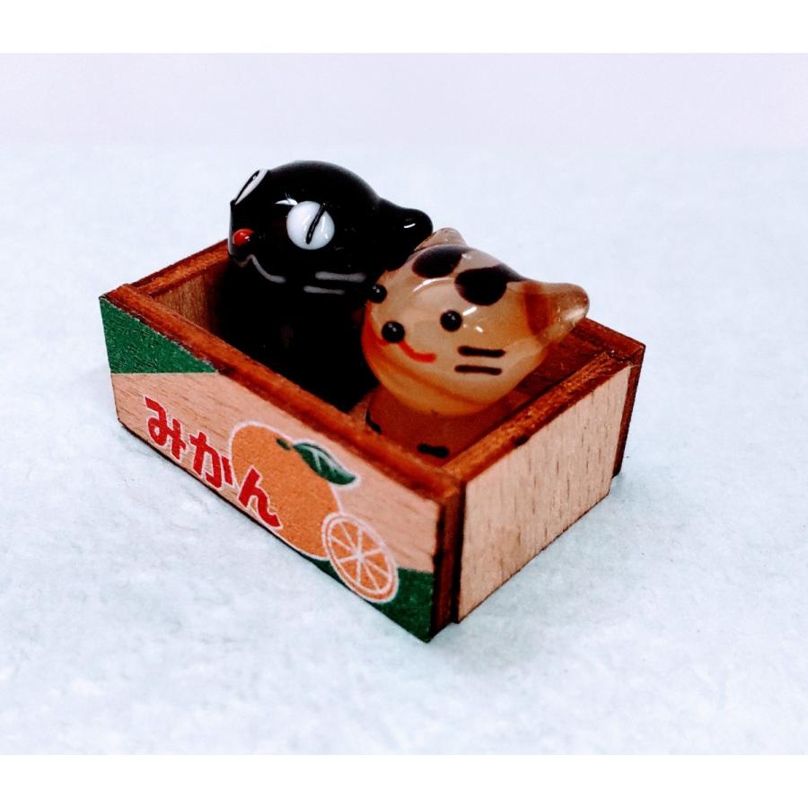 ガラス細工 みかん箱ネコ (ミニ） クロ/茶トラ ミニチュア 置物 雑貨