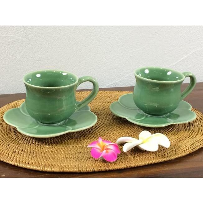 青緑色の花模様の陶器カップ 青緑色の花模様の陶器カップ