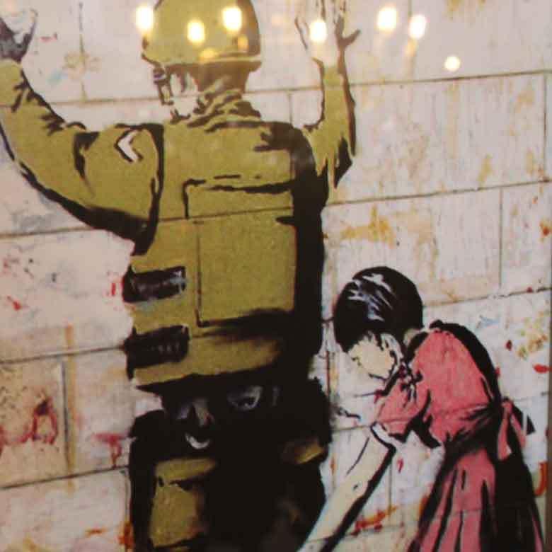 アートパネル おしゃれ バンクシー Girl Searching Soldier Banksy
