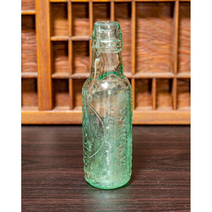 アンティーク エンボス文字入り ガラスボトル 高さ18.5cm 瓶 一輪挿し