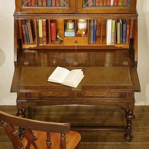イギリスから届いたアンティークの本棚付きデスク、ビューロー