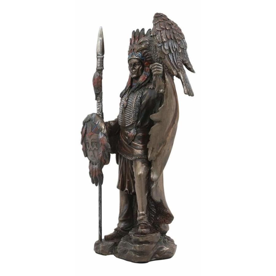 槍と楯を持ち 鷲を連れた ネイティブ・アメリカン・インディアン酋長像
