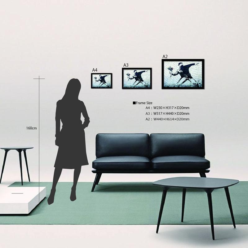 インテリア アート ブラックフレーム付き バンクシー 愛は空中に