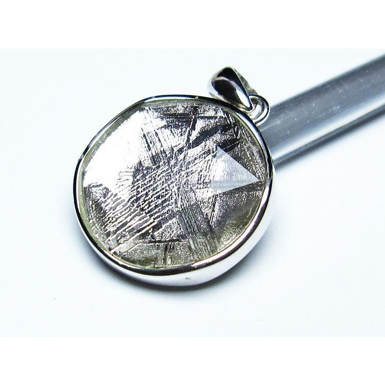 ギベオン隕石 大衛星ペンダント 一点物 送料無料 112-8415 : 天然石