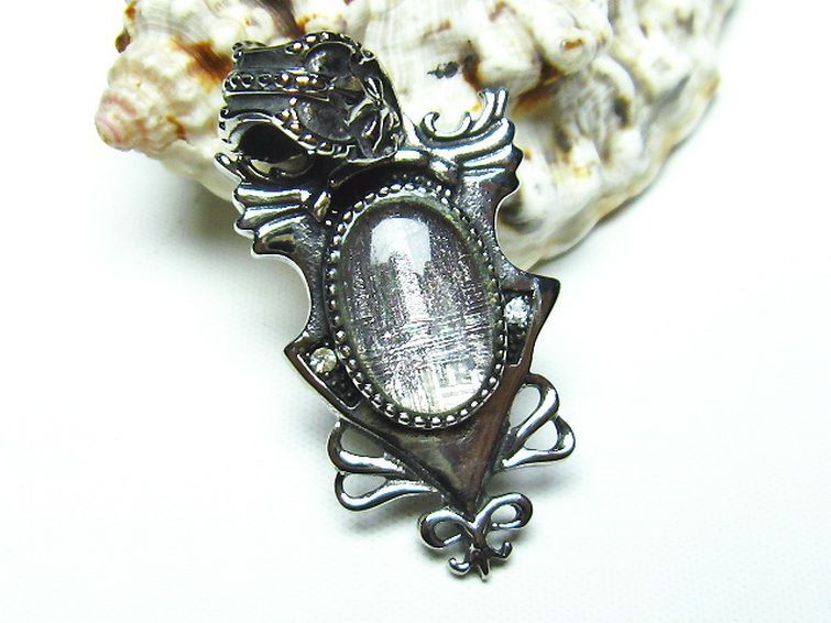 ハルトからのプレゼント 鉱石のペンダント グリーンメノウ 囚われの