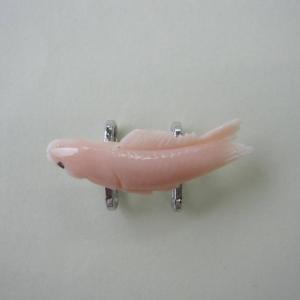 日本・高知産赤珊瑚の 美しい牡丹の花の彫り帯留 /SILVER/「あか