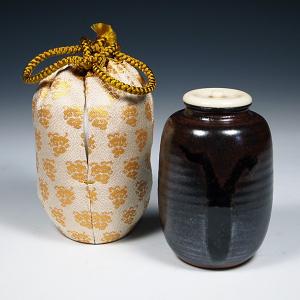 送料無料（茶道具/濃茶器）瀬戸 中興名物 三笠山肩衝茶入写し 笹田有祥