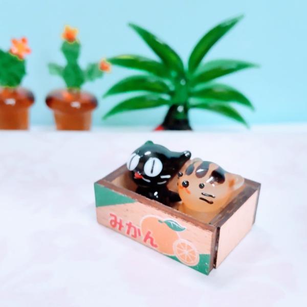 ガラス細工 みかん箱ネコ (ミニ） クロ/茶トラ ミニチュア 置物 雑貨