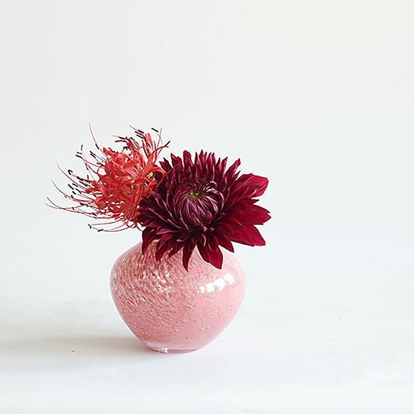 ピンクのガラス製の花瓶