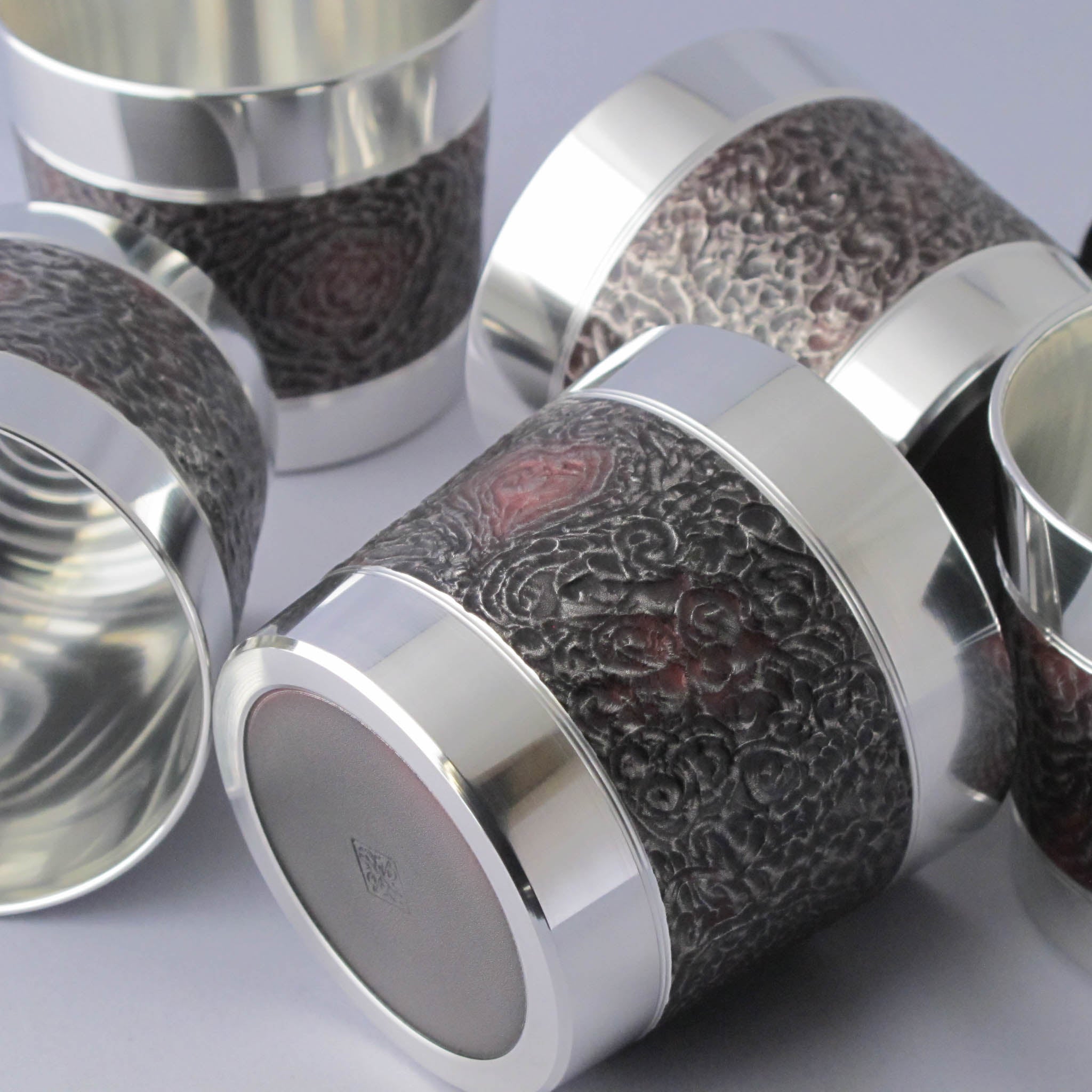 黒色花模様の茶道具 茶筅入れ本錫光德作 黒色花模様の茶道具 茶筅入れ