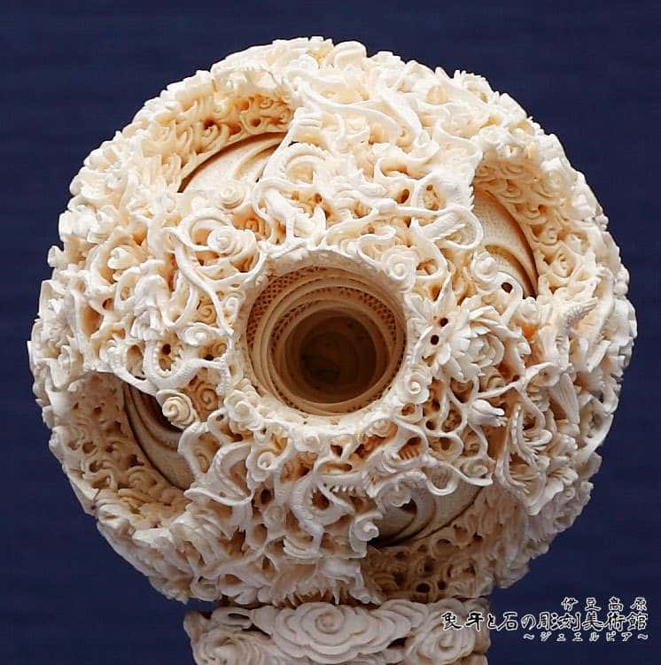 天球多層球、馬の彫刻 大小2球オブジェ 凡そ高さ約27cm球8cm大 象牙球