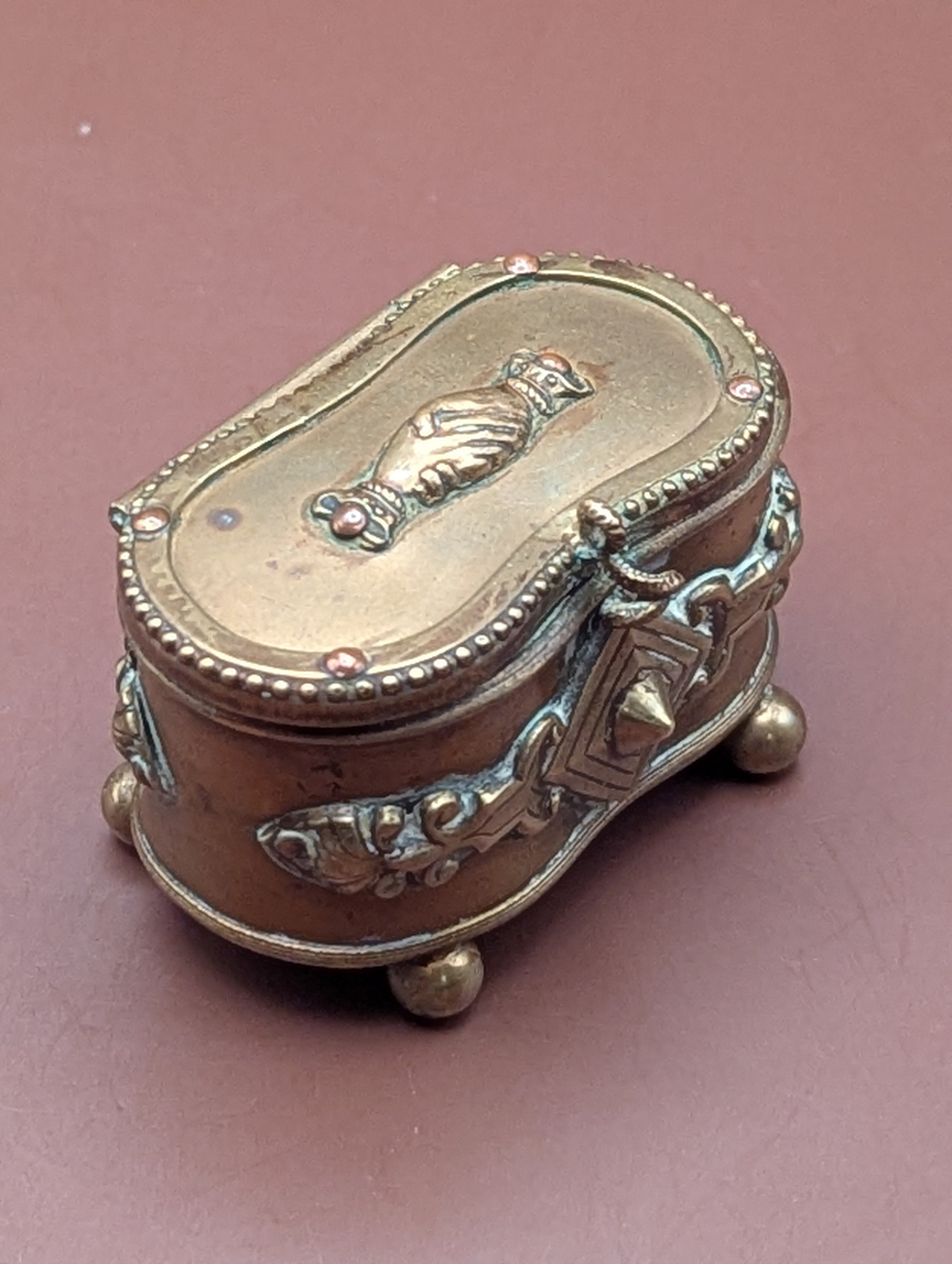 フランス製アンティーク 真鍮小物入れ | 19世紀末・握手モチーフ浮彫