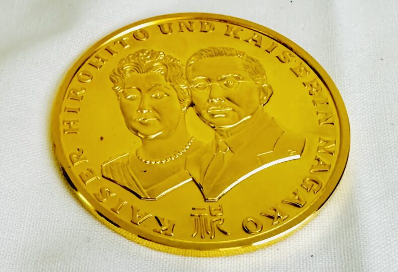 昭和天皇皇后両陛下西ドイツ訪欧記念金メダル – JHEインターナショナル