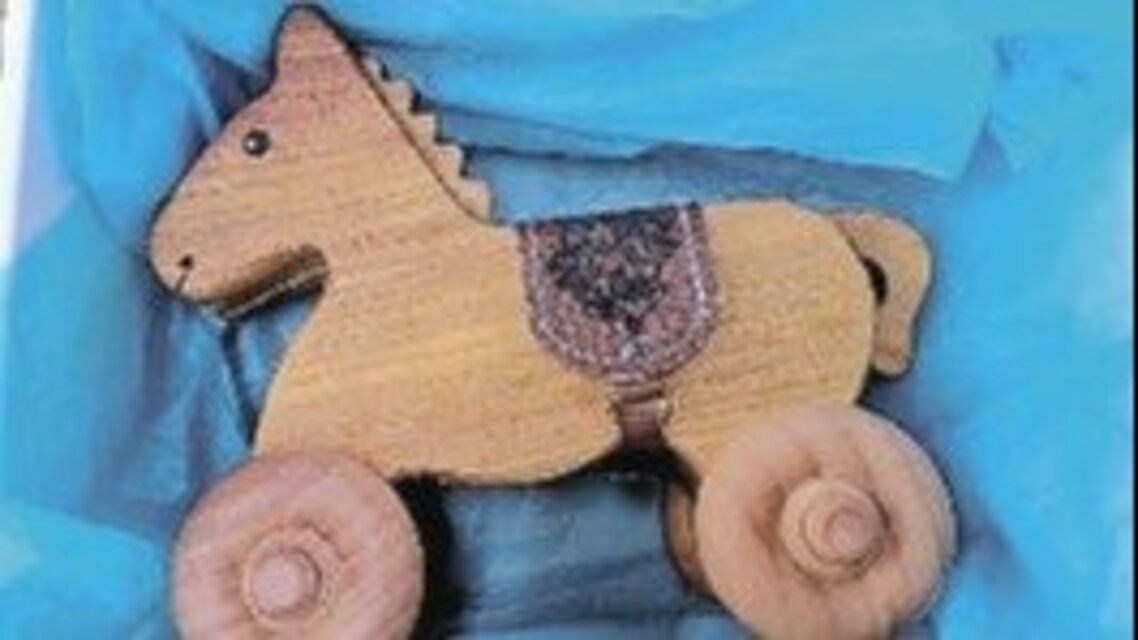 干支にちなんで馬の木工芸品 新生児に贈る 群馬・甘楽町 | 上毛新聞