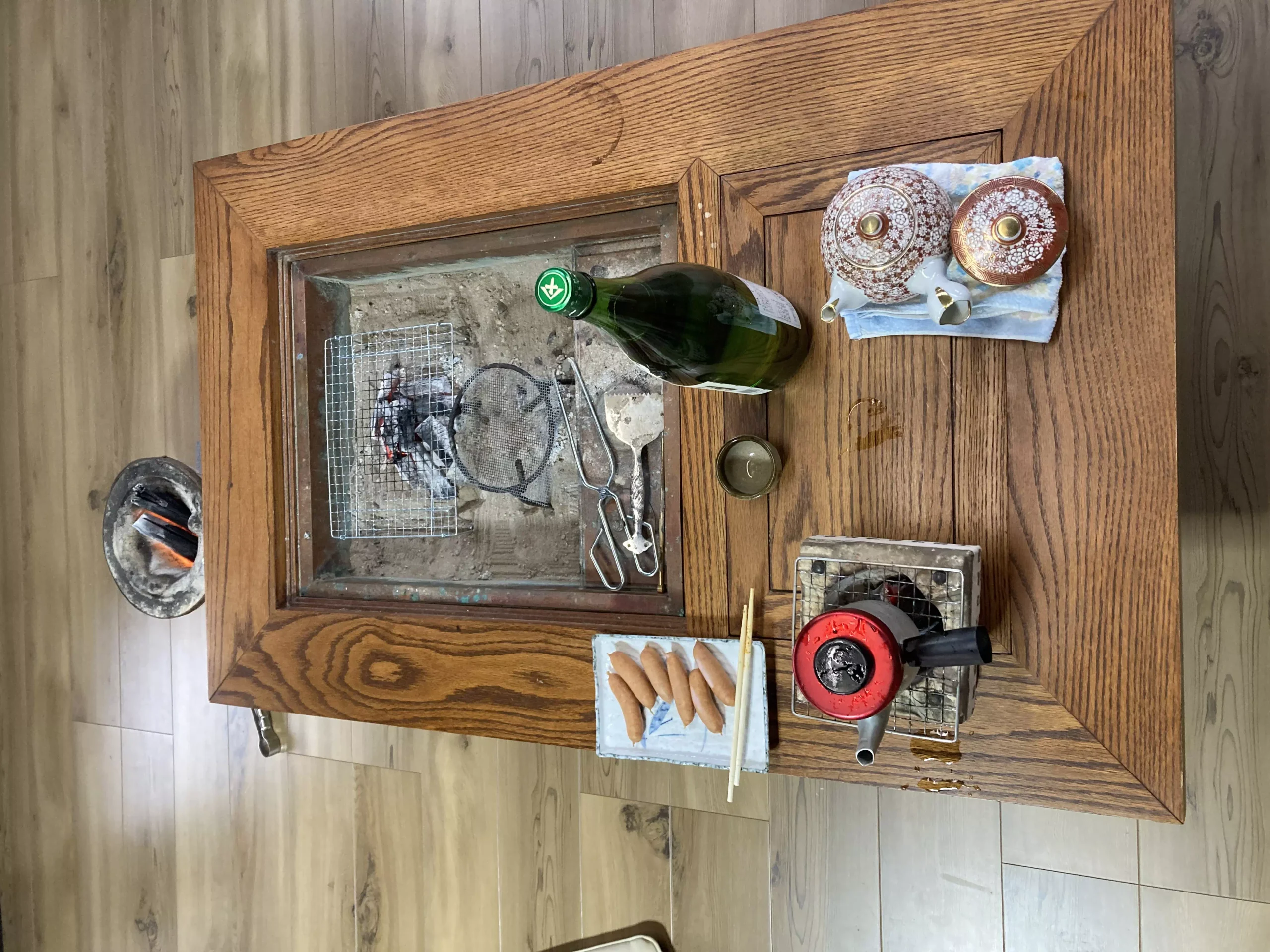 囲炉裏テーブルを室内で使い料理を楽しむ！換気方法や炭についても解説