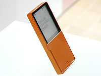 モックアップ｜au MEDIA SKIN｜ガラケー｜吉岡徳仁｜プロダクト