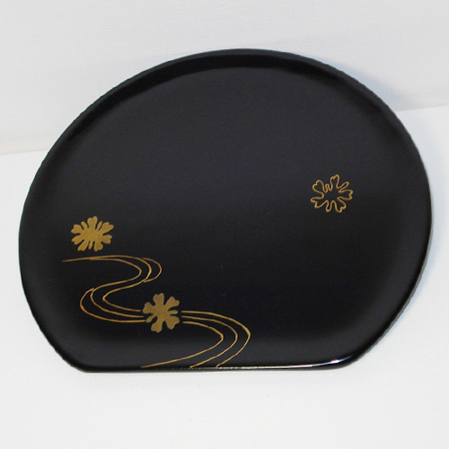 輪島塗 銘々皿 半月形 -流水桜の蒔絵仕上げ- [内外面とも黒色]｜輪島市