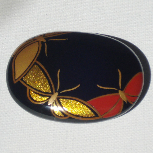 輪島塗 ブローチ (楕円型) -蝶の蒔絵仕上げ- [黒色] 金梨地｜輪島市の