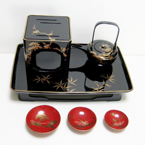 輪島塗 屠蘇器セット 胴張り形 -松竹梅の高蒔絵仕上げ- [黒色] 切り金