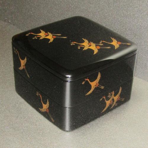 輪島塗 重箱 角形 二段 胴張り形-松喰鶴の蒔絵仕上げ- [内朱色/外黒色