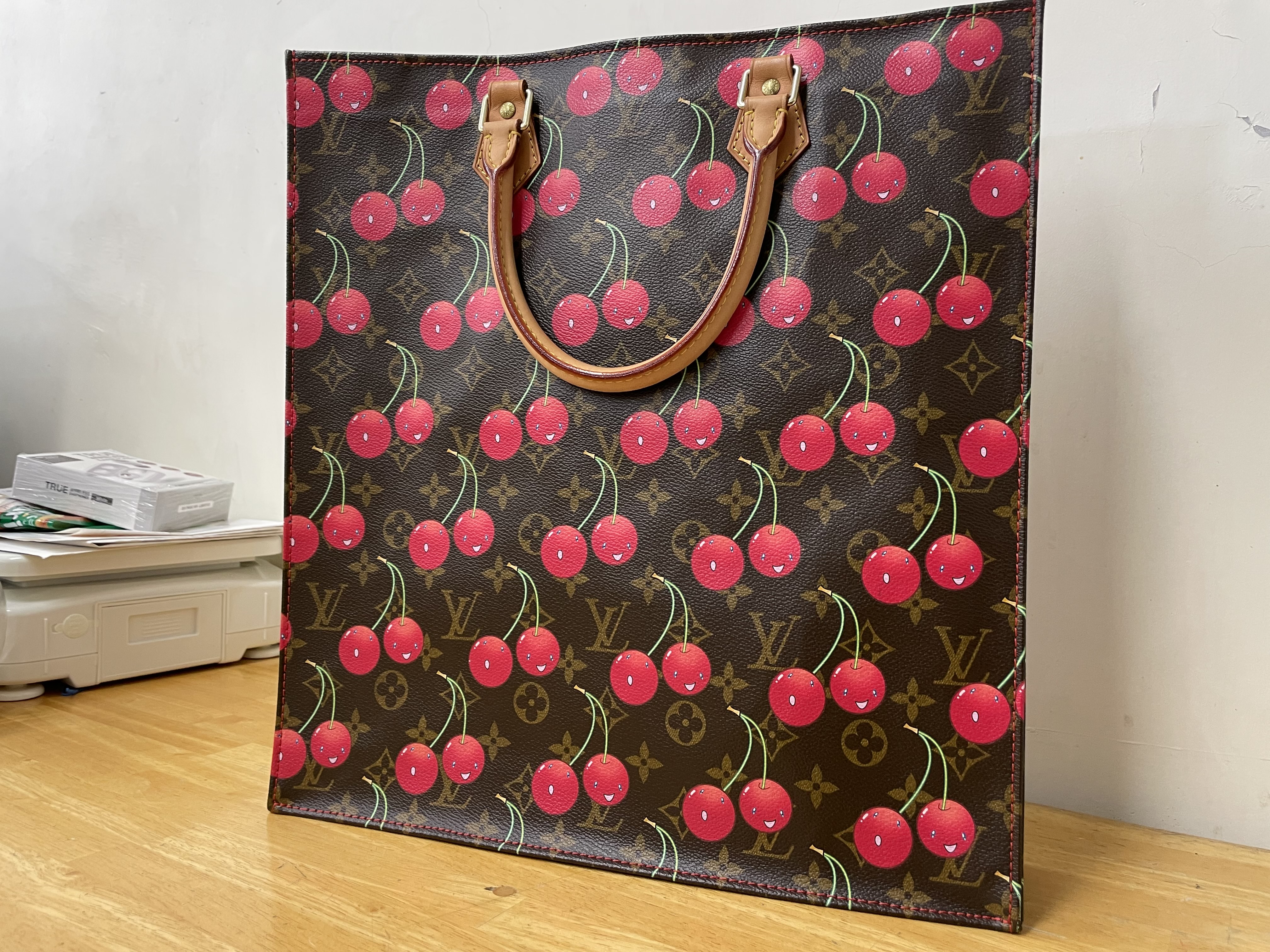 ﾙｲｳﾞｨﾄﾝ M95010 【村上隆】 ﾁｪﾘｰｻｯｸﾌﾟﾗ 入荷いたしました！ | 八女