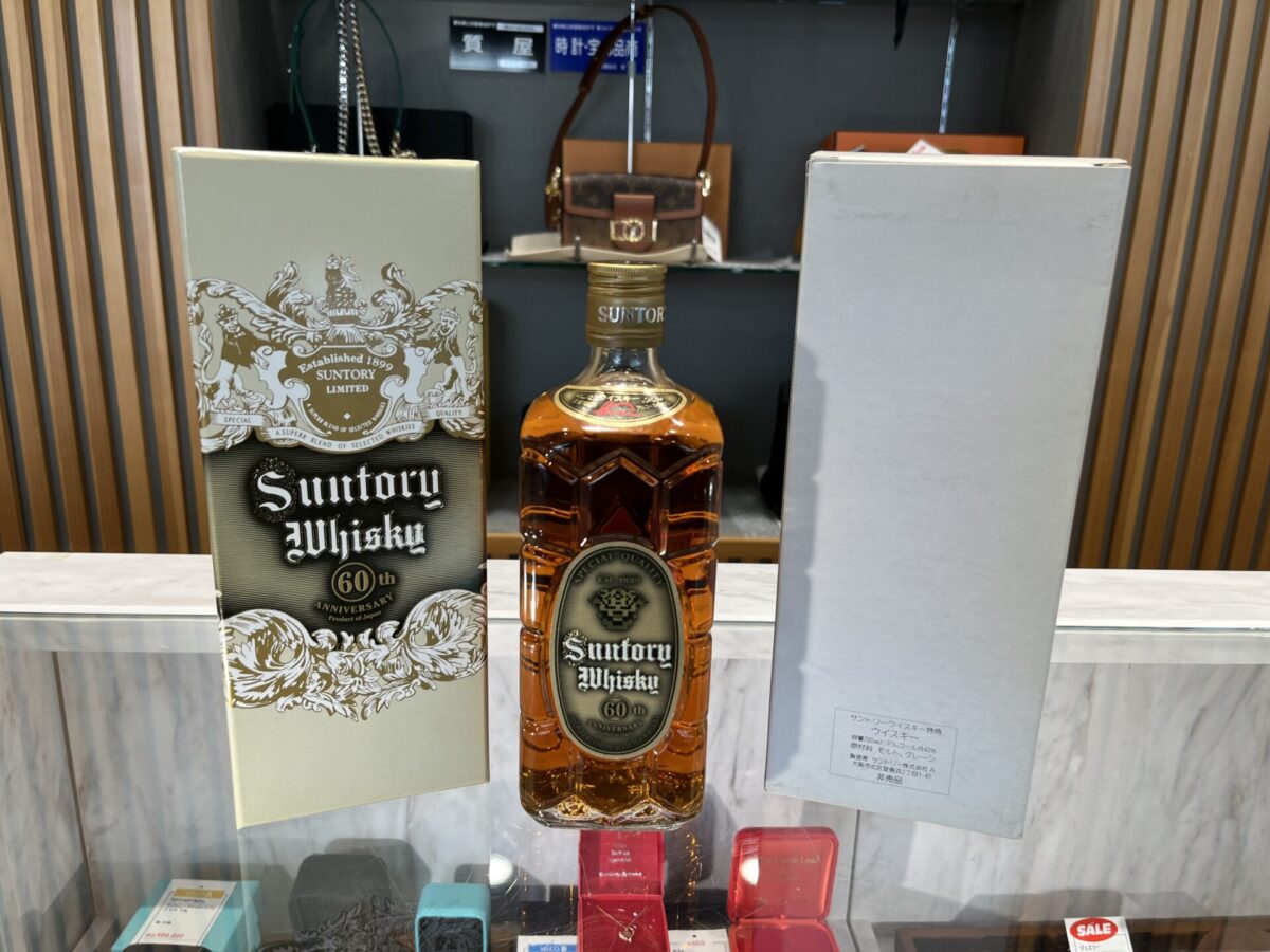 サントリー角瓶の歴史と人気！非売品特角10年の買取相場と査定ポイント