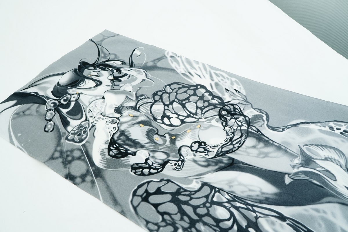 左から「米山舞×永楽屋手ぬぐい『BONE』」「米山舞×永楽屋手ぬぐい