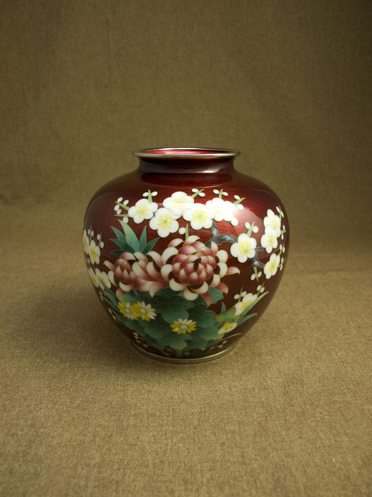 佐藤七宝店謹製 七宝花瓶 赤透四君子文 台座付 共箱入り 未使用 佐藤