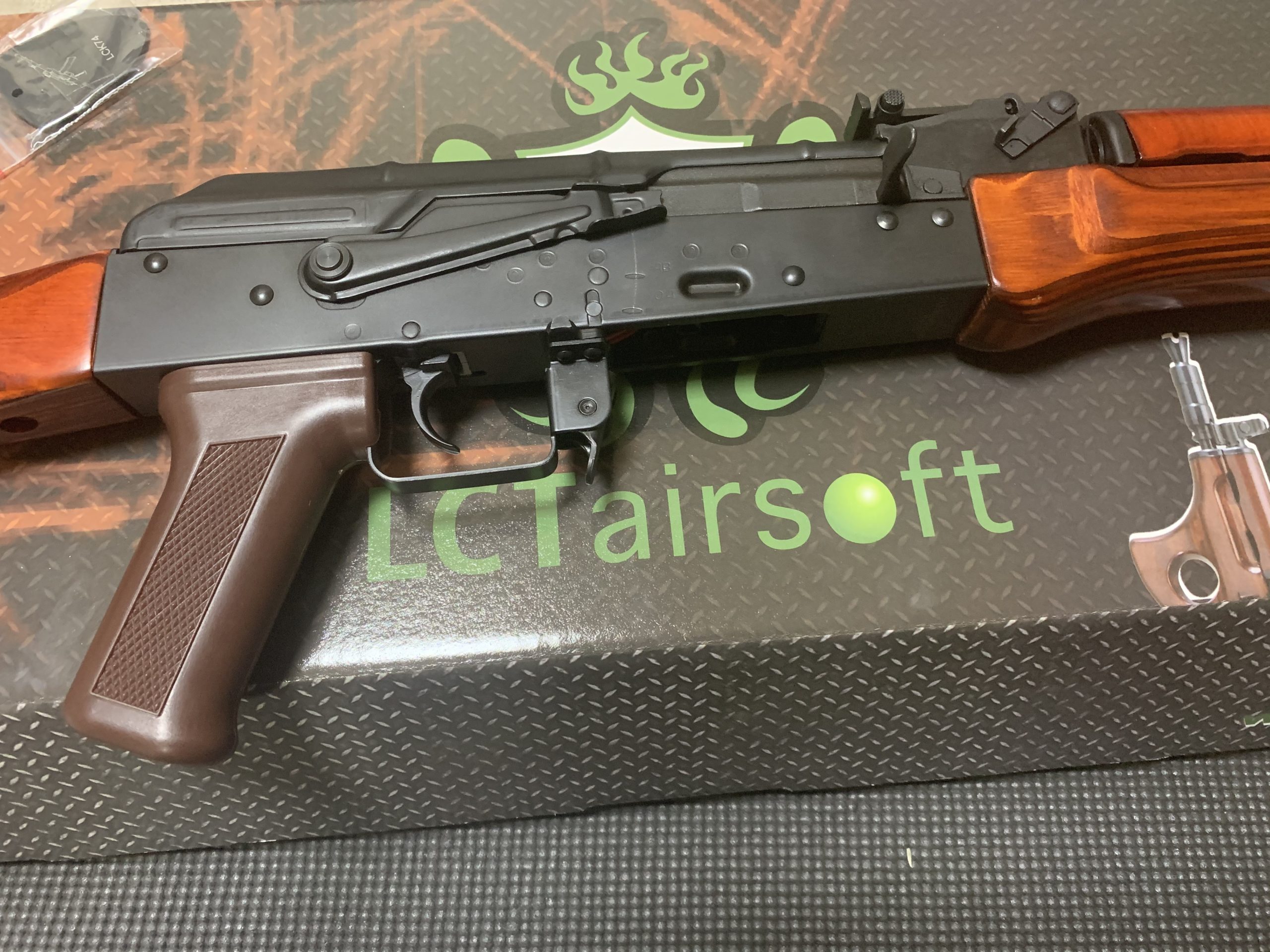 LCT 電動ガン AK74 NVの分解:メカボックスの取り出し