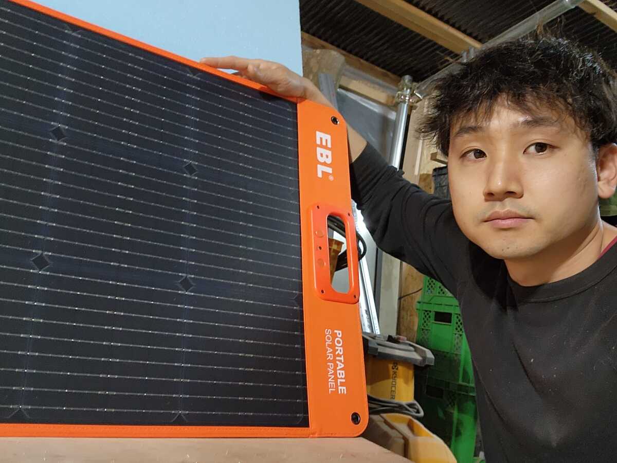 持ち手とスタンド付きですぐに使える折りたたみソーラーパネルがすごい