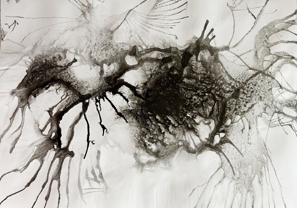 抽象的な墨絵の中に異次元の世界のイメージを探す。 – KEISUI ART STUDIO